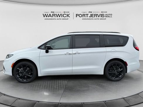 New 2026 Chrysler Pacifica Select AWD/4WD image 2