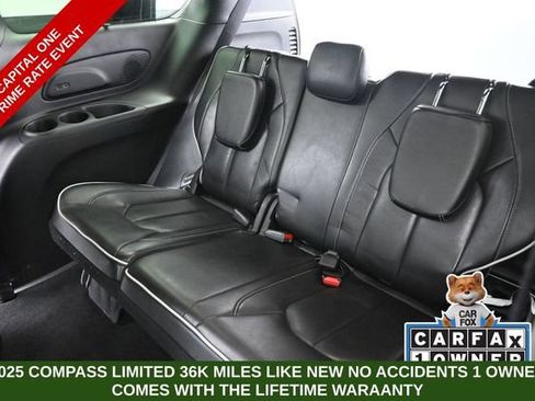 Used 2025 Chrysler Pacifica Limited FWD image 18