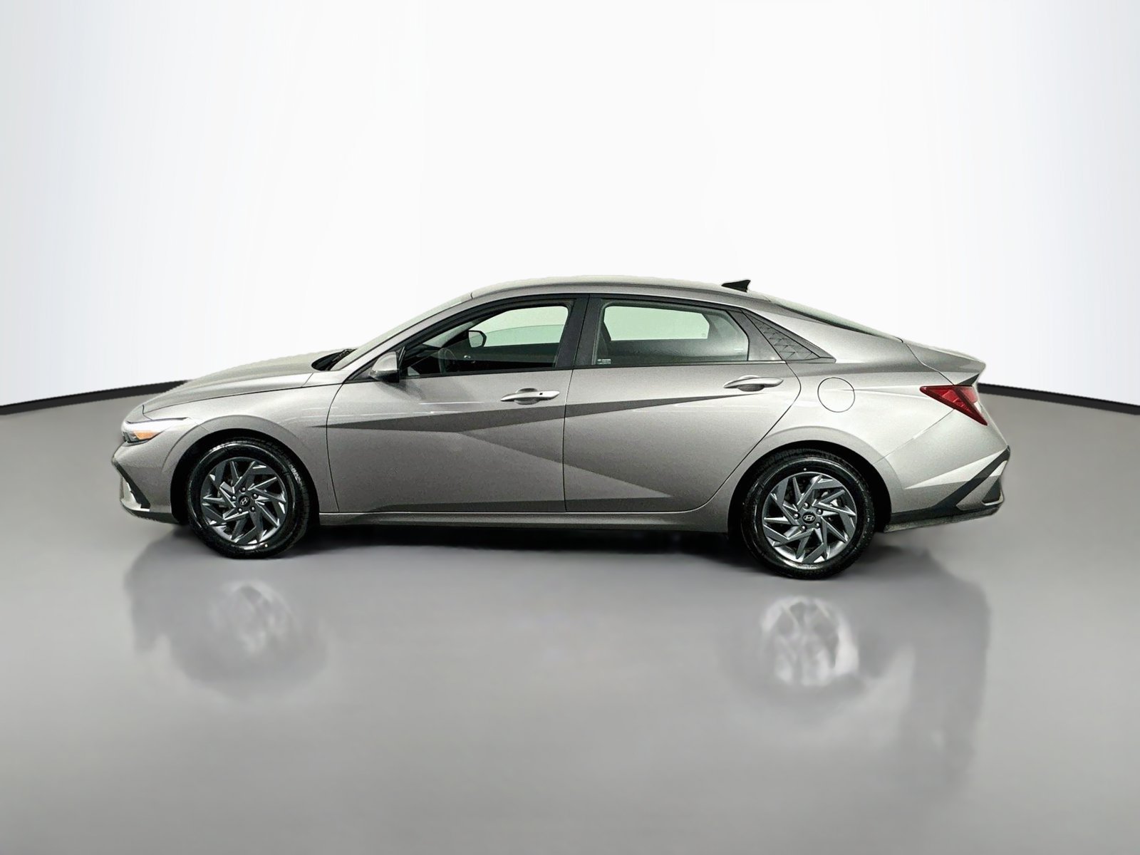 Used 2024 Hyundai Elantra SEL FWD image 5