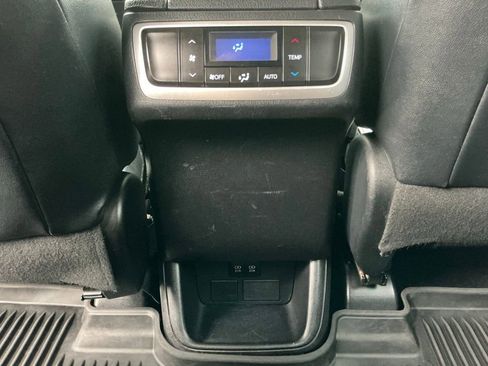Used 2019 Toyota Highlander Plus w/ Carpet Mat Package (TMS) FWD image 31