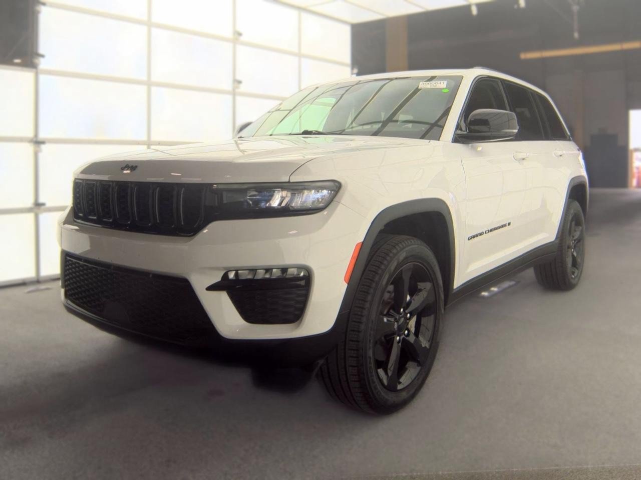 Used 2023 Jeep Grand Cherokee Limited w/ Black Appearance Package AWD/4WD image 4