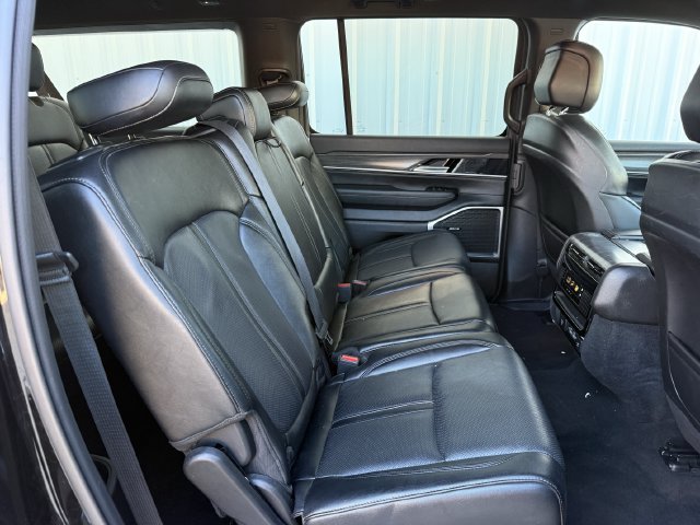 Used 2024 Jeep Wagoneer L Series II w/ Flexible Seating Group AWD/4WD image 30