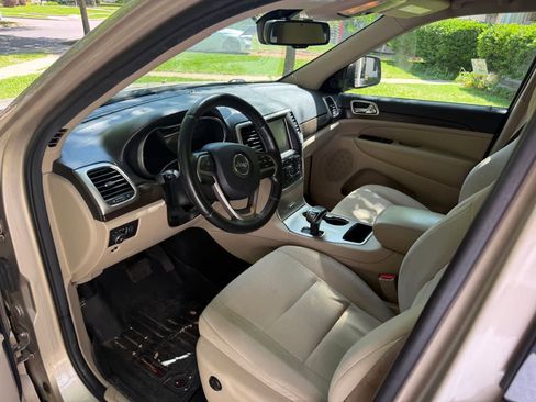 Used 2014 Jeep Grand Cherokee Laredo w/ 18" Wheel & 8.4" Radio Group image 15