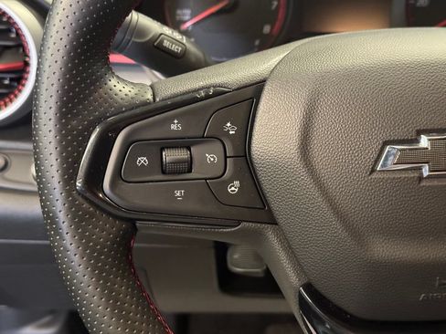 Used 2025 Chevrolet Trax RS FWD image 11