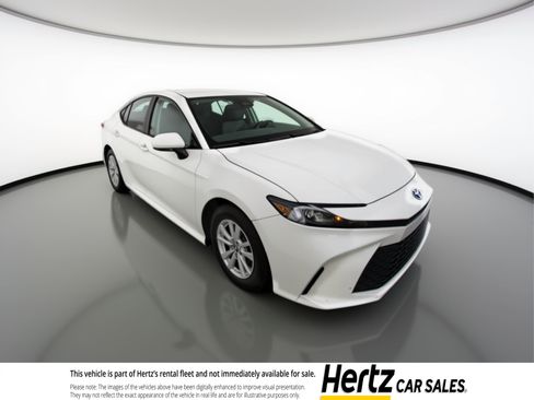 Used 2025 Toyota Camry LE image 1
