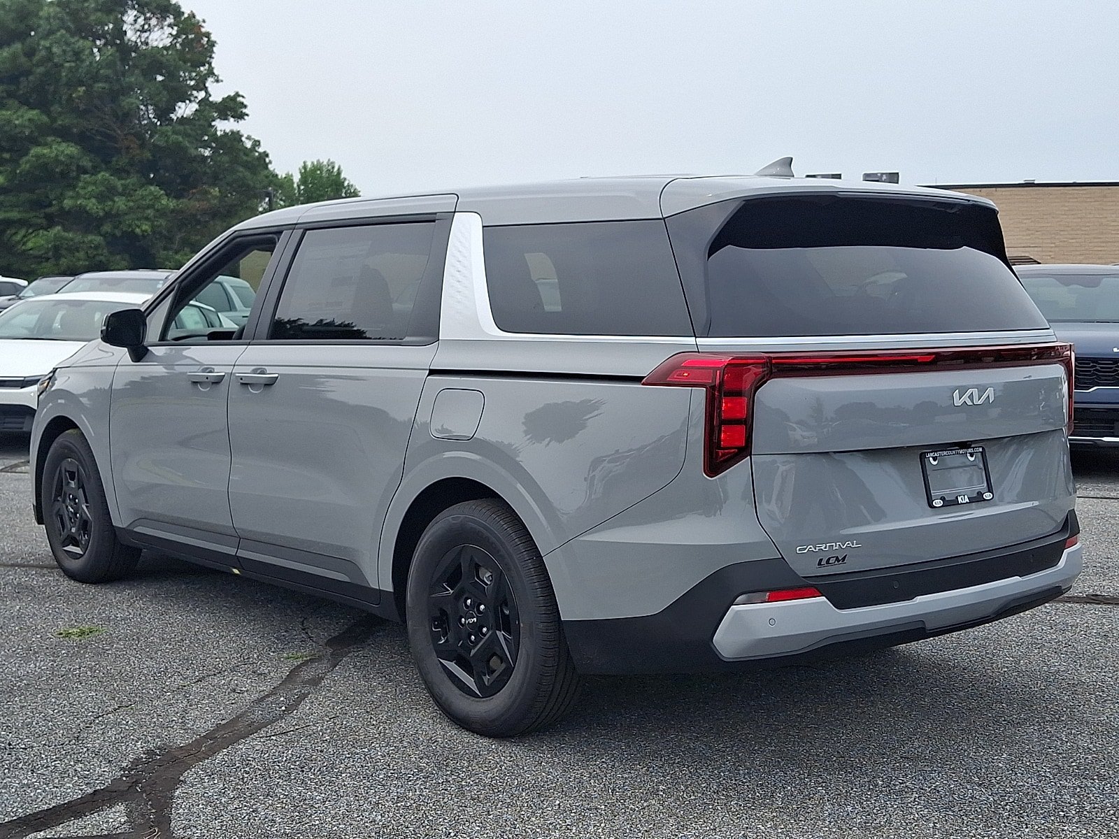 New 2027 Kia Carnival LX FWD image 4