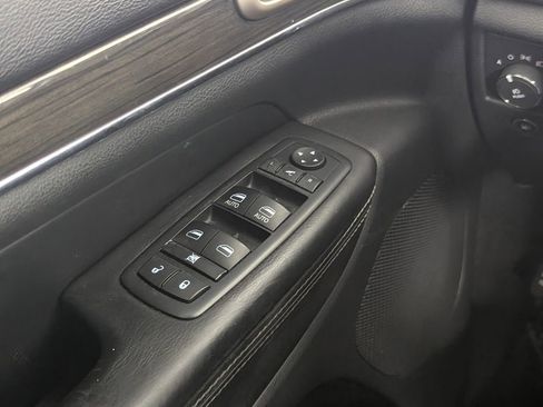 Used 2016 Jeep Grand Cherokee Overland w/ Advanced Technology Group RWD image 18
