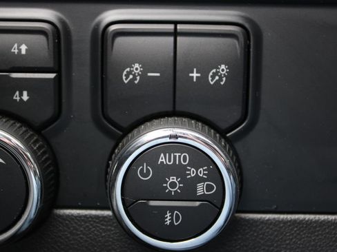 Used 2025 Chevrolet Suburban Z71 image 55