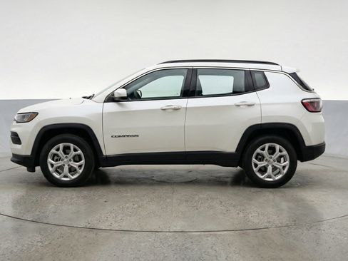 Used 2025 Jeep Compass Latitude AWD/4WD image 5