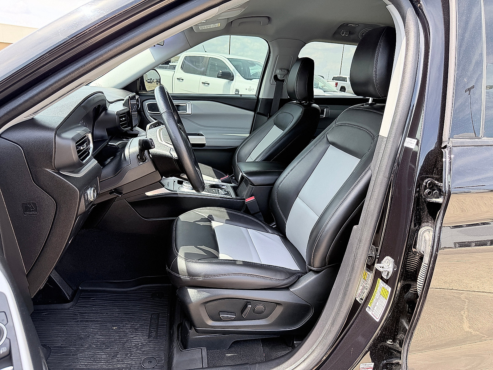 Used 2022 Ford Explorer XLT w/ Equipment Group 202A AWD/4WD image 20