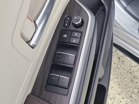 Used 2024 Toyota Sienna Platinum FWD image 23
