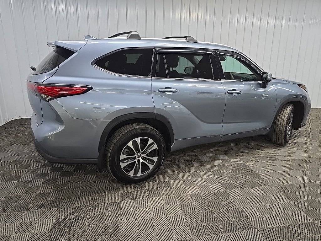 Used 2022 Toyota Highlander XLE AWD/4WD image 3