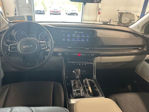 Used 2024 Kia Carnival EX FWD image 7
