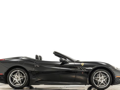Used 2011 Ferrari California image 2