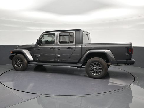 Used 2025 Jeep Gladiator Sport AWD/4WD image 9
