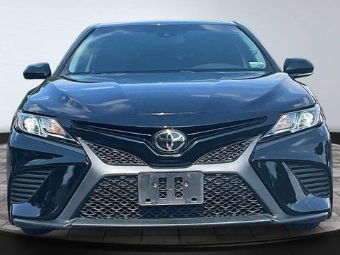 Used 2018 Toyota Camry SE w/ Moonroof Package FWD image 2