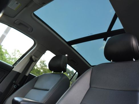 Used 2019 Volkswagen Tiguan SE w/ Panoramic Sunroof Package AWD/4WD image 12