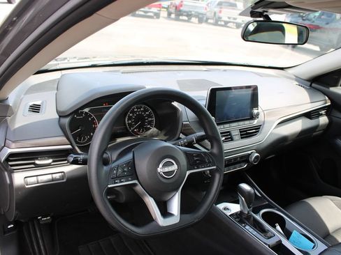 Used 2024 Nissan Altima 2.5 SV FWD image 23