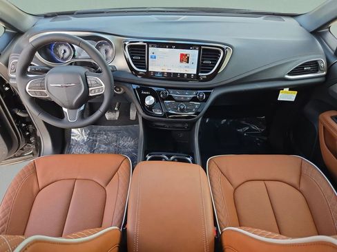 New 2026 Chrysler Pacifica Pinnacle w/ Trailer Tow Group image 18