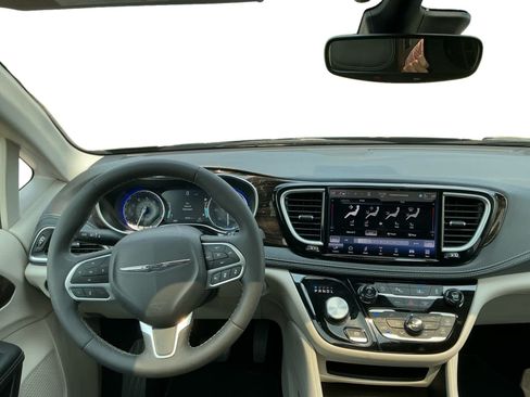 Used 2024 Chrysler Pacifica Limited FWD image 10