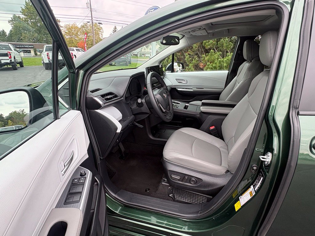 Used 2026 Toyota Sienna XLE FWD image 20