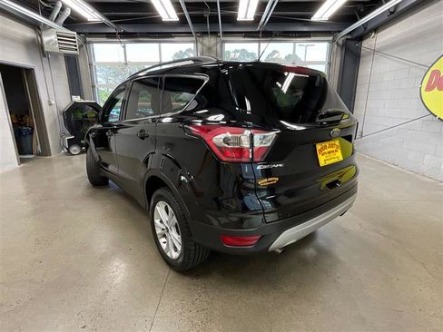 Used 2017 Ford Escape SE w/ Equipment Group 201A FWD image 3