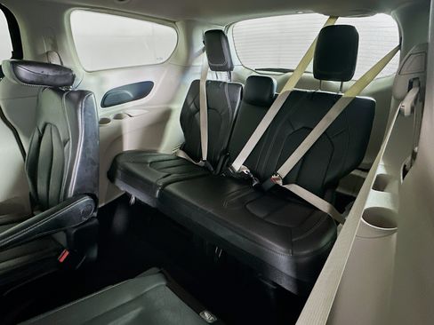 Used 2024 Chrysler Pacifica Touring-L FWD image 28
