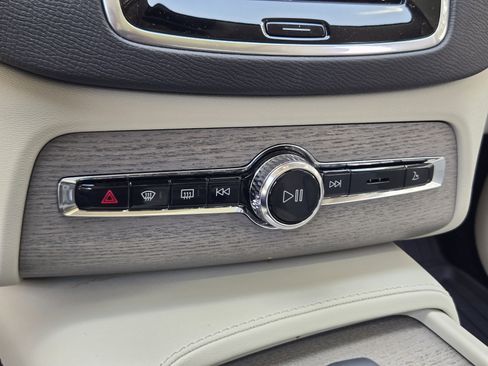 Certified 2025 Volvo XC90 T8 Plus w/ Protection Package Premier image 22