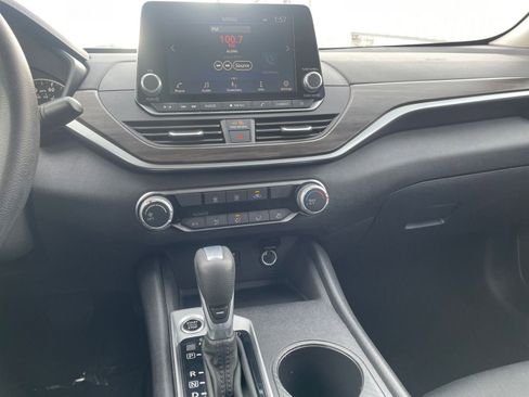 Used 2025 Nissan Altima 2.5 SV image 18