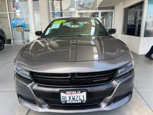 Used 2018 Dodge Charger SXT w/ Blacktop Package RWD image 3