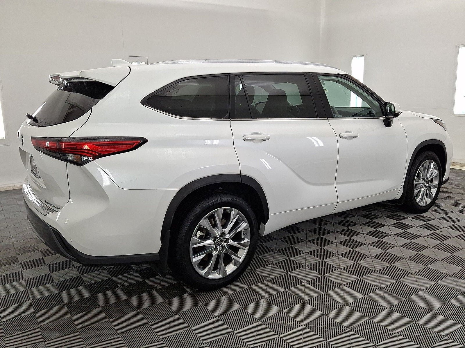 Used 2023 Toyota Highlander Limited AWD/4WD image 18