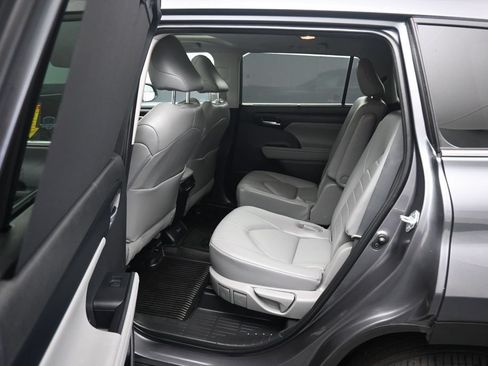 Used 2023 Toyota Highlander XLE FWD image 35