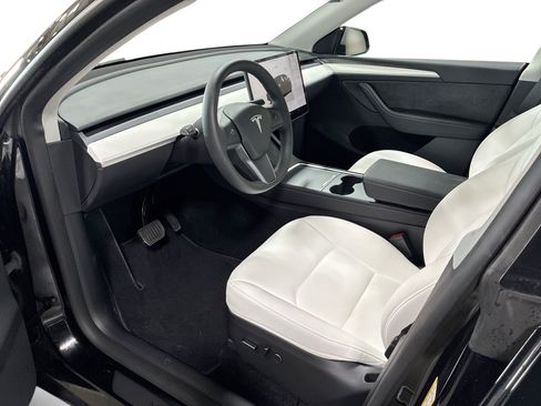 Certified 2023 Tesla Model Y Long Range AWD/4WD image 9
