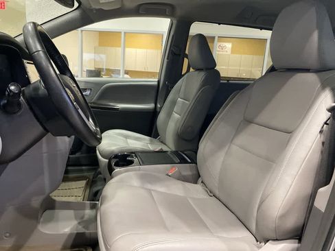 Used 2019 Toyota Sienna XLE image 11