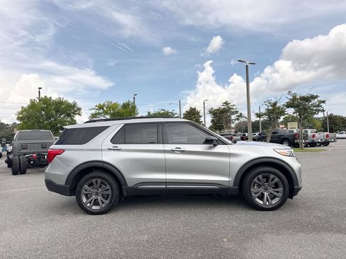 Used 2024 Ford Explorer XLT w/ Equipment Group 202A AWD/4WD image 2