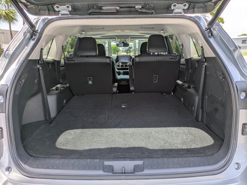 Used 2021 Toyota Highlander XLE FWD image 10