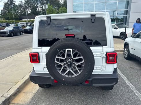 Used 2025 Jeep Wrangler Unlimited Sahara AWD/4WD image 9
