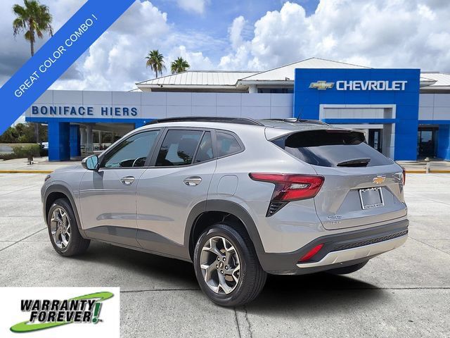 Used 2025 Chevrolet Trax LT w/ LT Convenience Package FWD image 3