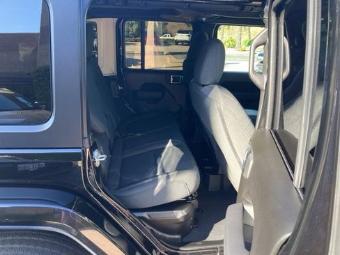 Used 2024 Jeep Wrangler Unlimited image 17