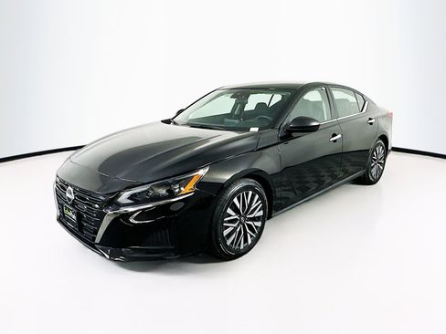 Used 2024 Nissan Altima 2.5 SV image 3