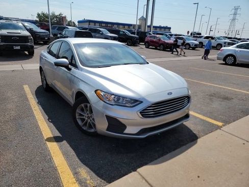 Used 2019 Ford Fusion SE FWD image 3