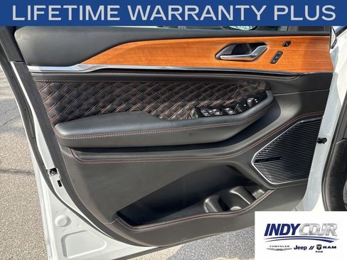 Used 2024 Jeep Grand Cherokee Summit AWD/4WD image 8