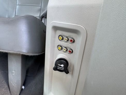 Used 2010 Volkswagen Routan SEL FWD image 8