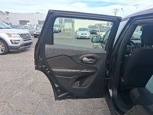 Used 2014 Jeep Cherokee Sport image 16