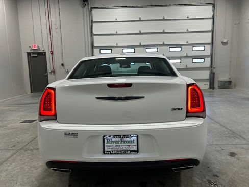 Used 2022 Chrysler 300 Touring w/ Sport Appearance Package image 7