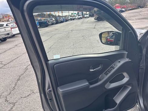 Used 2023 Nissan Frontier SV w/ Technology Package image 11