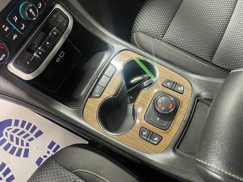 Used 2023 GMC Acadia SLE w/ Driver Convenience Package image 17