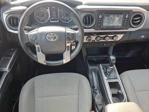Used 2018 Toyota Tacoma SR5 AWD/4WD image 11