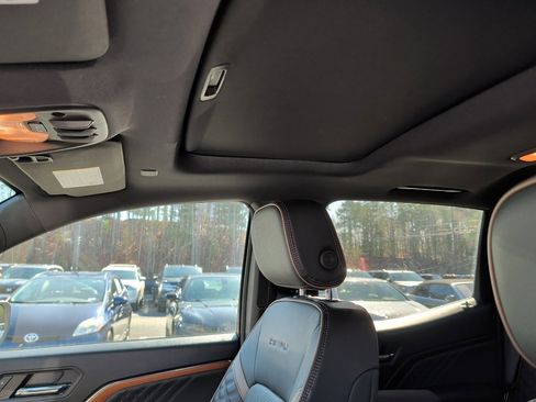 Used 2023 GMC Canyon Denali image 9