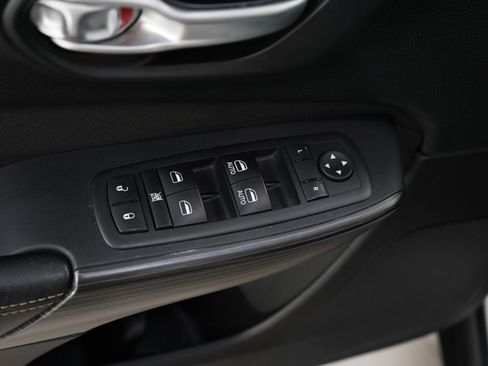 Used 2015 Jeep Cherokee Latitude w/ Cold Weather Group AWD/4WD image 19